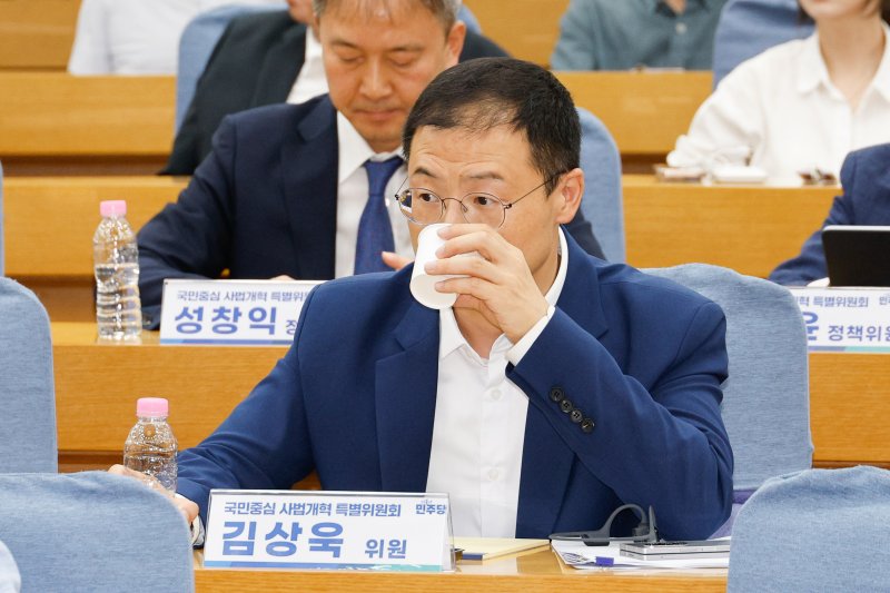 더불어민주당 사법개혁 특별위원회 김상욱 의원이 27일 서울 여의도 국회의원회관에서 열린 '사법권한 분산 및 신뢰 회복을 위한 국민경청대회'에 참석해 물을 마시고 있다. 2025.8.27/뉴스1 ⓒ News1 안은나 기자