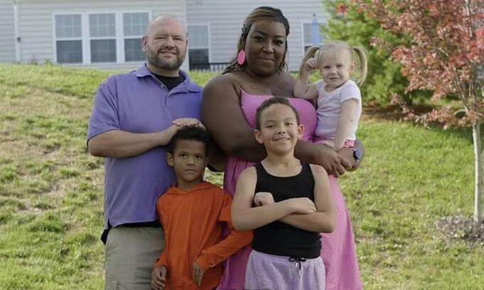 흑인이자 세 아이의 엄마인 알렉스는 백인인 남편 롭과의 사이에서 시험관 수술로 막내딸 퍼지(2)를 얻었다. 출처=데일리메일