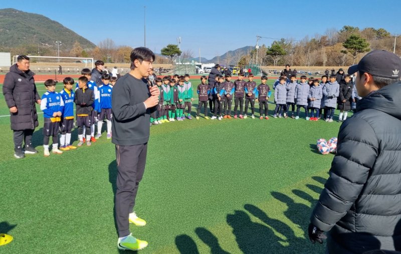 [순창=뉴시스] '2025 순창강천산배 전국 유소년 축구대회' 기간 중 '이동국 축구교실'이 열리고 있다. *재판매 및 DB 금지