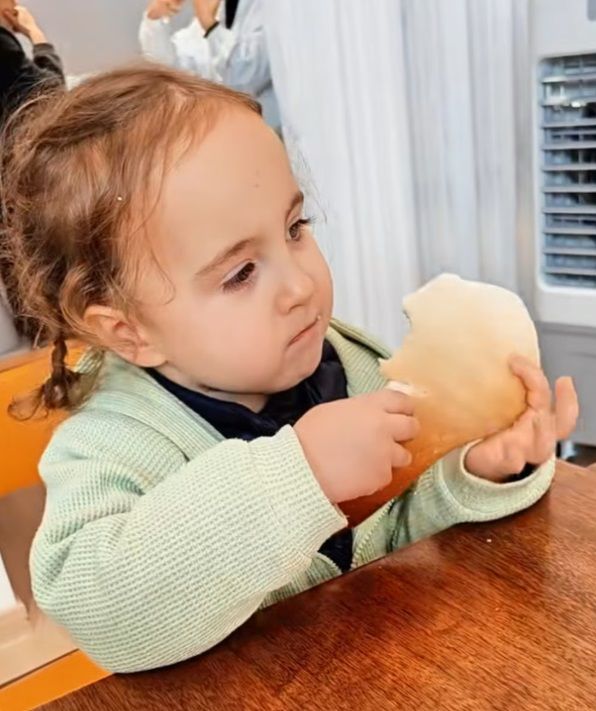 중국인 부모 밑에서 백인의 외모를 가진 아기가 태어나 화제다. 출처=SCMP, 더우인