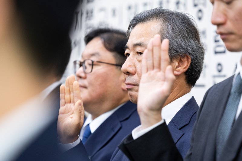 윤재순 전 대통령비서실 총무비서관을 비롯한 증인들이 지난 10월 23일 서울 여의도 국회에서 열린 법제사법위원회의 서울고등검찰청 등에 대한 국정감사에서 증인 선서를 하고 있다./뉴스1 ⓒ News1 유승관 기자