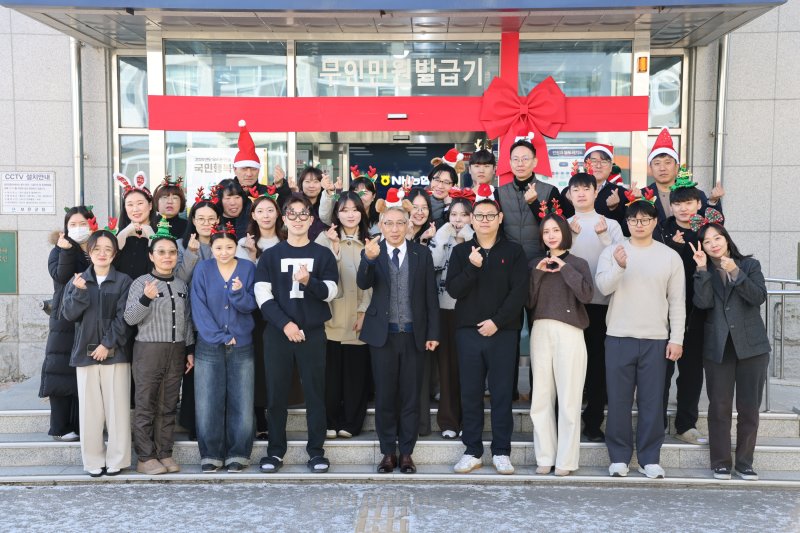 [보은=뉴시스] 충북 보은군 민원과 직원들이 8일 군청 민원실 앞에서 단체사진을 촬영하며 '크리스마스 민원실' 운영을 시작하고 있다. 민원실 직원들은 산타모자와 크리스마스 장식 머리띠를 착용하고 24일까지 민원업무를 처리할 예정이다. (사진=보은군 제공) 2025.12.08. photo@newsis.com *재판매 및 DB 금지
