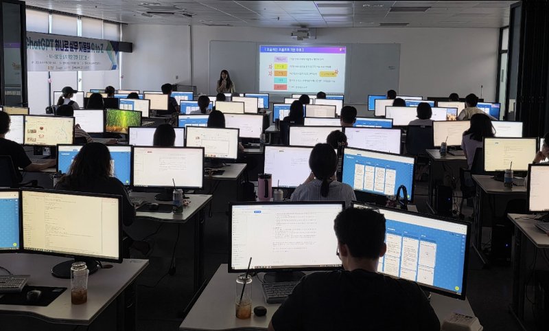 광양시와 순천대학교는 '업무에 바로 쓰는 AI 숏폼 콘텐츠' 교육을 끝으로 올해 AI 단기교육 프로그램을 마무리했다(광양시 제공)