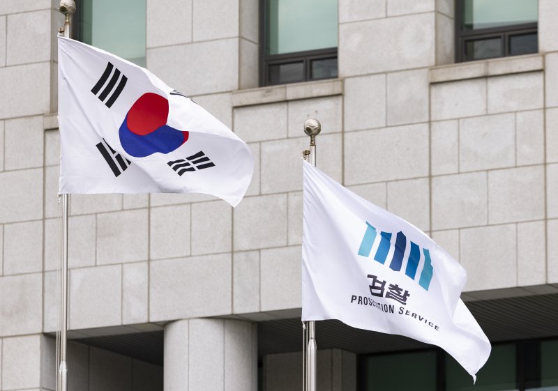 [서울=뉴시스] 김근수 기자 = 고위당정회의에서 검찰 개혁안을 발표하는 가운데 7일 서울 서초구 대검찰청에 검찰 깃발이 흩날리고 있다. 2025.09.07. ks@newsis.com