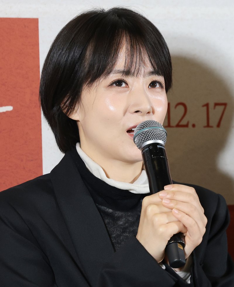 배우 겸 감독 류현경이 8일 서울 용산구 용산아이파크몰 CGV에서 열린 영화 '고백하지마' 언론시사회에 참석해 인사말을 하고 있다. 2025.12.8/뉴스1 ⓒ News1 권현진 기자