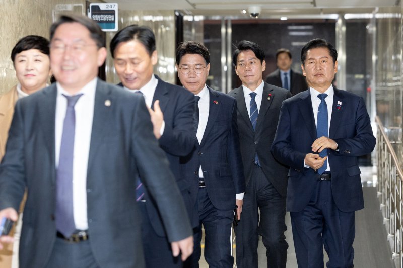 정청래 더불어민주당 대표가 8일 서울 여의도 국회에서 열린 비공개 의원총회에 참석하고 있다. 2025.12.8/뉴스1 ⓒ News1 이승배 기자