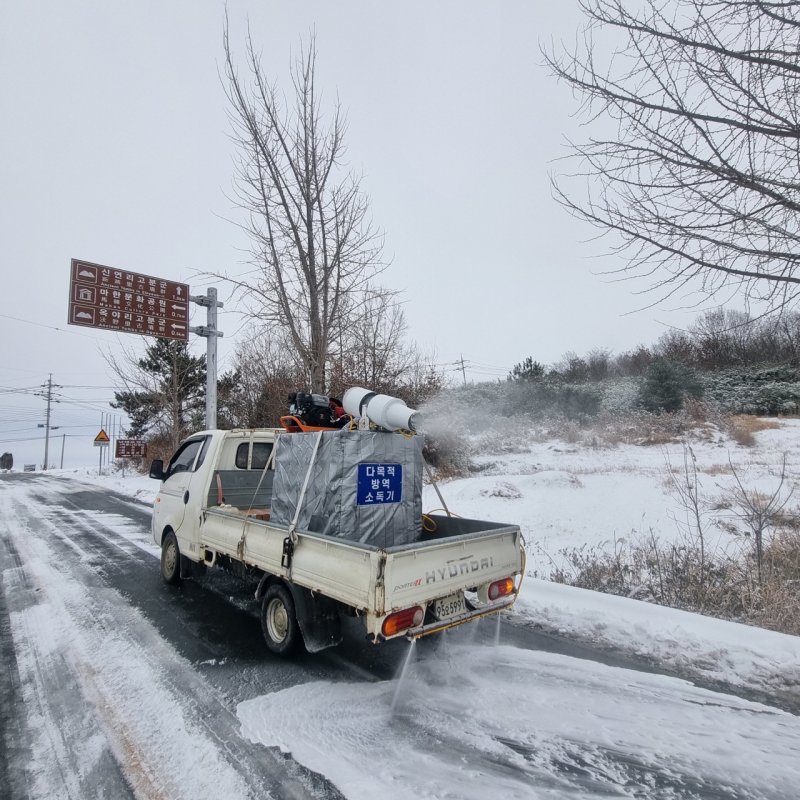전라남도가 최근 조류인플루엔자 차단을 위한 소독작업을 벌이고 있다.(전남도 제공) 2022.12.28/뉴스1 ⓒ News1 전원 기자