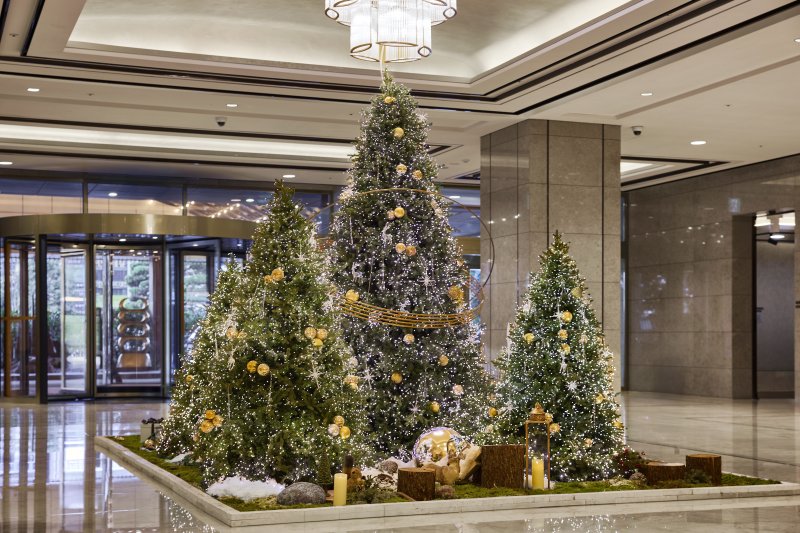 [부산=뉴시스] 부산 부산진구 롯데호텔 로비에 크리스마스 트리가 설치돼 있다. (사진=롯데호텔 제공) 2025.12.08. photo@newsis.com *재판매 및 DB 금지
