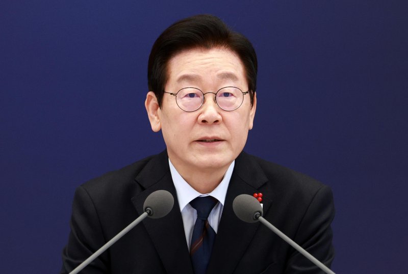 [서울=뉴시스] 고범준 기자 = 이재명 대통령이 8일 서울 용산 대통령실 청사에서 열린 지방시대위원회 보고회에서 발언하고 있다. 2025.12.08. bjko@newsis.com