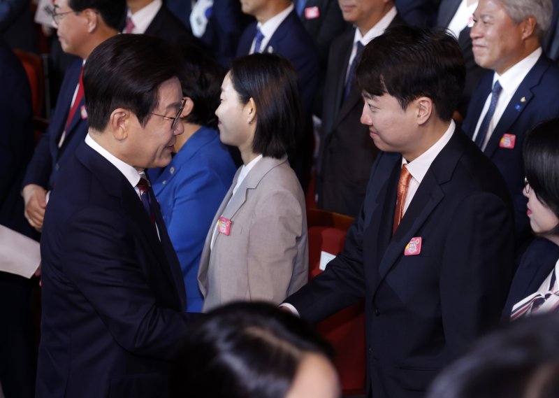 [서울=뉴시스] 최동준 기자 = 이재명 대통령이 15일 서울 종로구 세종문화회관에서 열린 제80주년 광복절 경축식을 마치고 이준석 개혁신당 대표와 악수하고 있다. 2025.08.15. photocdj@newsis.com