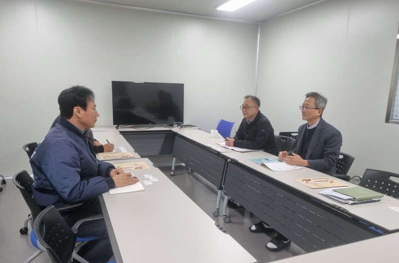 강원조달청, 춘천 지원바이오 찾아 공공조달시장 진입 안내 설명.(강원조달청 제공, 재판매 및 DB금지)