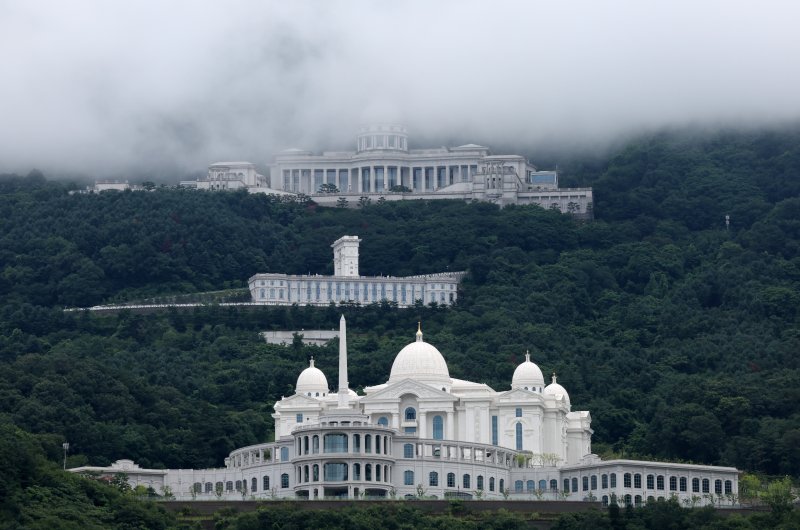 [가평=뉴시스] 배훈식 기자 = 김건희 여사 의혹을 수사하는 민중기 특별검사팀이 통일교 압수수색에 들어간 18일 오후 경기 가평군 통일교 천원궁(아래부터), 천승전, 천정궁박물관 모습. 2025.07.18. dahora83@newsis.com