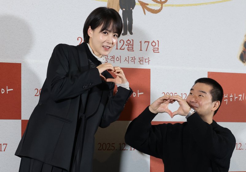 배우 류현경과 김충길(오른쪽)이 8일 서울 용산구 용산아이파크몰 CGV에서 열린 영화 '고백하지마' 언론시사회에 참석해 미소를 짓고 있다. '고백하지마'는 배우 류현경이 실제 영화 촬영 현장에서 배우 김충길의 고백을 받으며 시작된 에피소드를 바탕으로 완성된 작품이다. ⓒ News1 권현진 기자