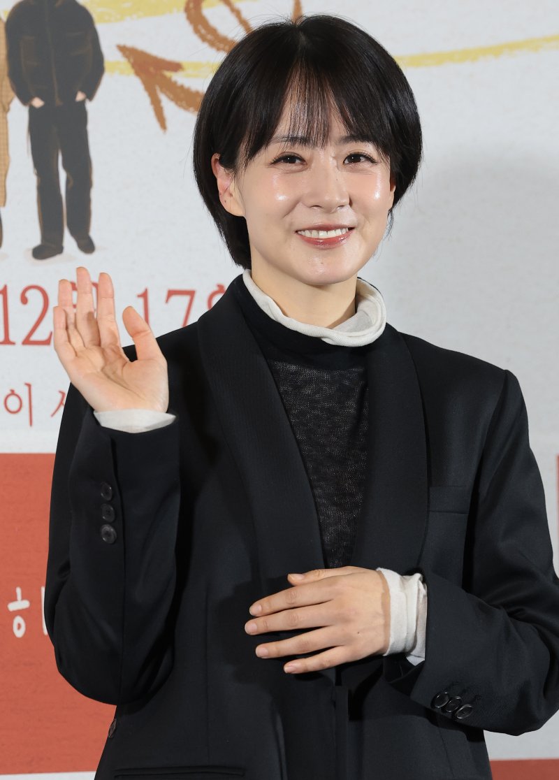 배우 겸 감독 류현경이 8일 서울 용산구 용산아이파크몰 CGV에서 열린 영화 '고백하지마' 언론시사회에 참석해 미소를 짓고 있다. '고백하지마'는 배우 류현경이 실제 영화 촬영 현장에서 배우 김충길의 고백을 받으며 시작된 에피소드를 바탕으로 완성된 작품이다. 2025.12.8/뉴스1 ⓒ News1 권현진 기자