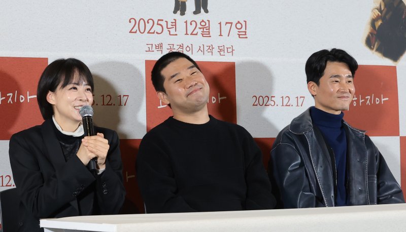 배우 류현경(왼쪽부터)과 김충길, 김무건이 8일 서울 용산구 용산아이파크몰 CGV에서 열린 영화 '고백하지마' 언론시사회에 참석해 미소를 짓고 있다. '고백하지마'는 배우 류현경이 실제 영화 촬영 현장에서 배우 김충길의 고백을 받으며 시작된 에피소드를 바탕으로 완성된 작품이다. 2025.12.8/뉴스1 ⓒ News1 권현진 기자