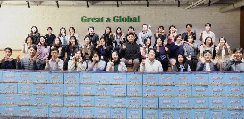 [서울=뉴시스] 유한양행 임직원들이 팝업북 나눔상자 제작 후 기념촬영을 하고 있다. (사진=유한양행 제공) 2025.12.08. photo@newsuis.com *재판매 및 DB 금지