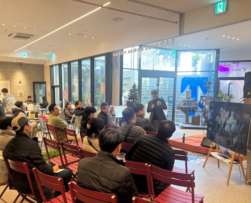 [창원=뉴시스] 강경국 기자 = 제1회 맑은내일 우리술문화 축제 명사강의. (사진=창원시청 제공). 2025.12.08. photo@newsis.com *재판매 및 DB 금지