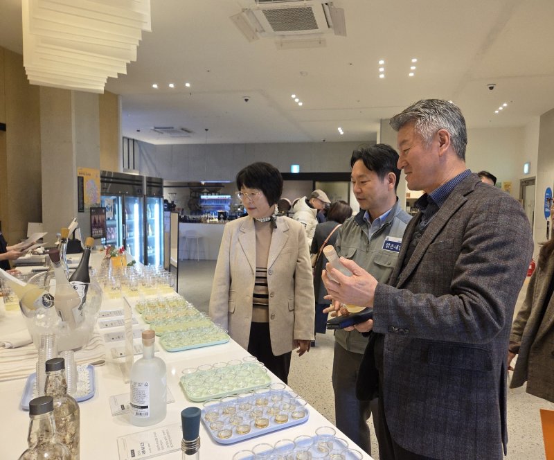 [창원=뉴시스] 강경국 기자 = 제1회 맑은내일 우리술문화 축제 무료 시음행사. (사진=창원시청 제공). 2025.12.08. photo@newsis.com *재판매 및 DB 금지