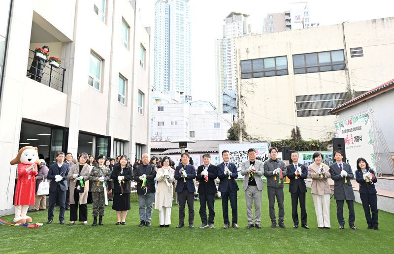울산 중구가 8일 오후 2시 중구평생학습관 야외학습장 ‘배움의 뜰’에서 ‘중구평생학습관 야외학습장 개장식 및 평생학습 성과공유회’를 열었다. 행사에는 김영길 중구청장과 박경흠 중구의회 의장, 구의원, 윤여각 방송통신대학교 울산지역대학장, 평생학습 과정 수강생 등 200여 명이 참석했다. 울산 중구 제공