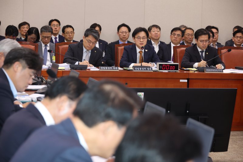 [서울=뉴시스] 고승민 기자 = 김정관 산업통상자원부 장관이 지난달 24일 서울 여의도 국회에서 열린 산업통상자원중소벤처기업위원회의 산업통상자원부 등 종합감사에서 의원 질의에 답하고 있다. 2025.10.24. kkssmm99@newsis.com