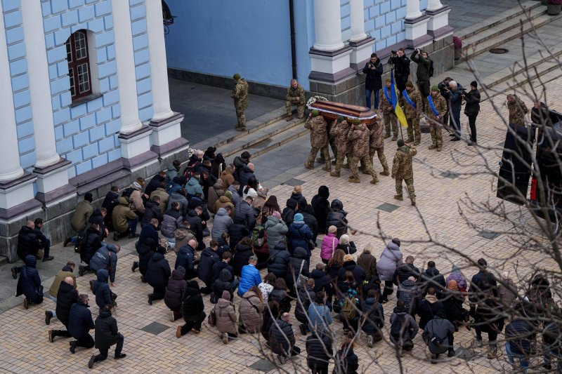 [키이우=AP/뉴시스] 5일 우크라이나 키이우에서 열린 장례식에서 의장대가 러시아군과 싸우다 전사한 우크라이나 군인의 관을 운구하고 있다. 2025.12.07.