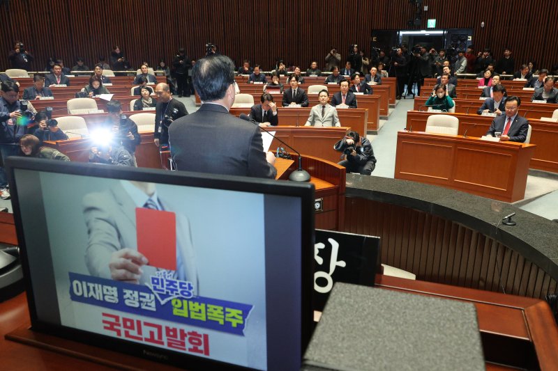 송언석 국민의힘 원내대표가 8일 서울 여의도 국회에서 열린 의원총회 및 이재명 정권 독재악법 국민고발회에서 발언하고 있다. 2025.12.8/뉴스1 ⓒ News1 신웅수 기자