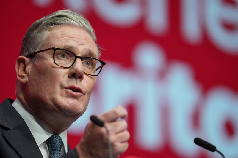 [리버풀( 영국)= AP/뉴시스] 키어 스타머 영국 총리가 자신이 살아 있는 동안 영국이 유럽연합(EU)에 재가입하는 일은 없을 것이라고 단언했던 기존 태도를 바꿔 주목받고 있다. 사진은 지난 9월 30일 리버풀에서 열린 연례 노동당 전당대회에서 기조 연설하는 스타머 총리의 모습. 2025.12.08.