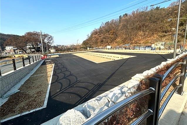 [대구=뉴시스] 대구 달서구는 8일 월광수변공원 인근 도원동 999-2번지 일원에 월광 4주차장 조성을 완료하고 정식 개장했다. (사진=대구 달서구 제공) 2025.12.08. photo@newsis.com *재판매 및 DB 금지