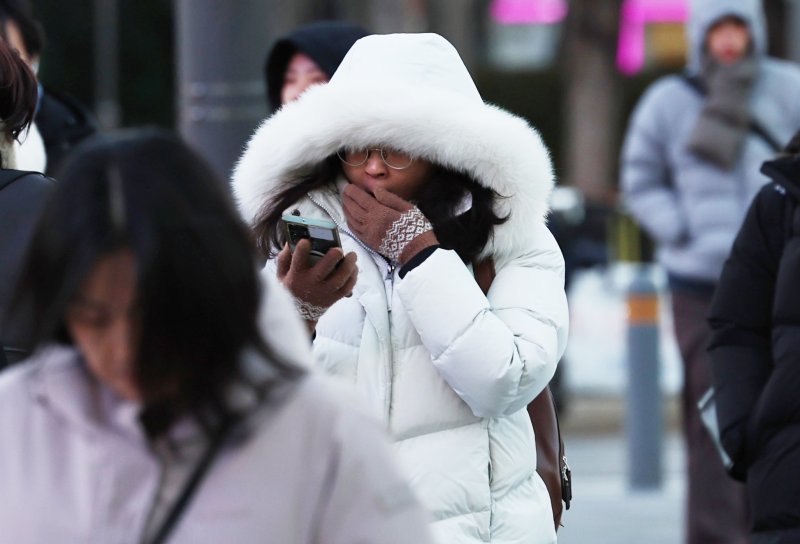 시민들이 추위 속 출근길 발걸음을 옮기고 있다. 2025.12.4/뉴스1 ⓒ News1 구윤성 기자