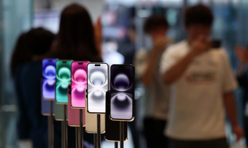 [서울=뉴시스] 김선웅 기자 = 20일 서울 중구 명동 애플스토어에서 고객들이 애플 신제품 아이폰16 시리즈를 구매하기 위해 매장으로 들어서고 있다. 2024.09.20. mangusta@newsis.com