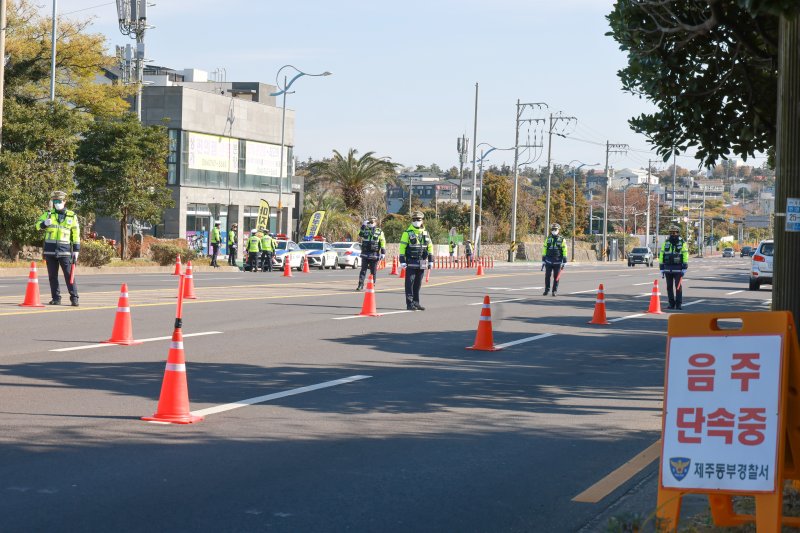 8일 오후 제주시 건입동에서 연말연시 음주운전 특별단속이 이뤄지고 있다.(제주경찰청 제공, 재판매 및 DB 금지)