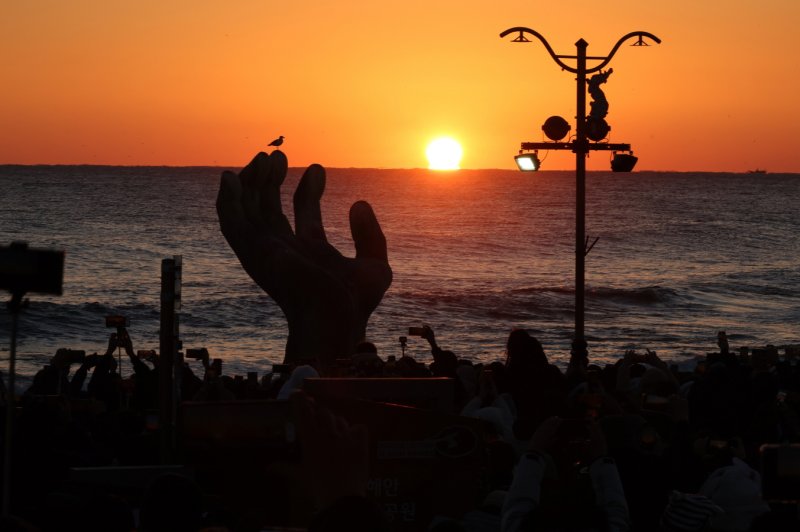 [포항=뉴시스] 송종욱 기자 = 2025년 을사년 호미곶 첫 일출. 2025.12.08. photo@newsis.com
