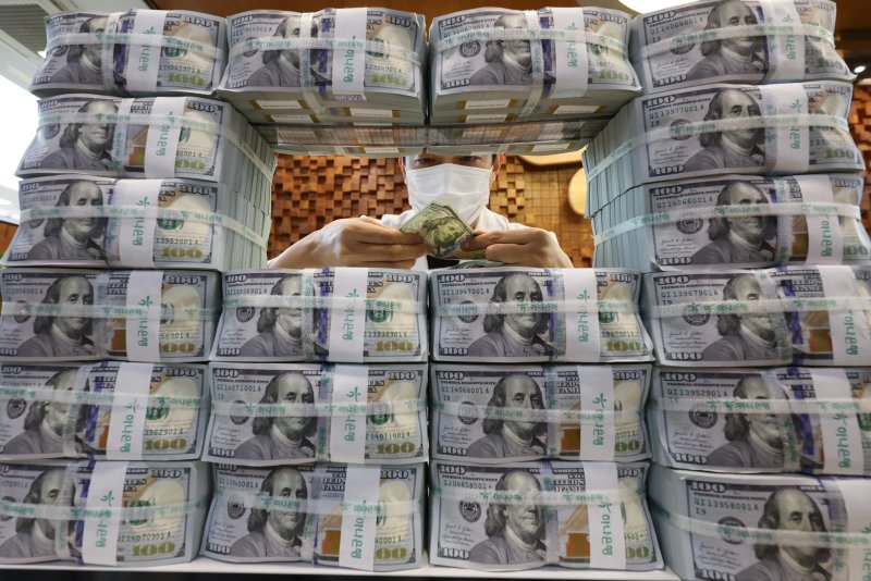 서울 중구 하나은행 위변조대응센터에서 직원이 달러화를 정리하는 모습. 2025.11.26/뉴스1 ⓒ News1 허경 기자