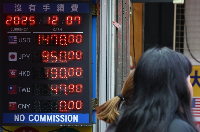 [서울=뉴시스] 최진석 기자 = 서울 명동 환전소에 원·달러 환전 시세가 보이고 있다. 2025.12.07. myjs@newsis.com