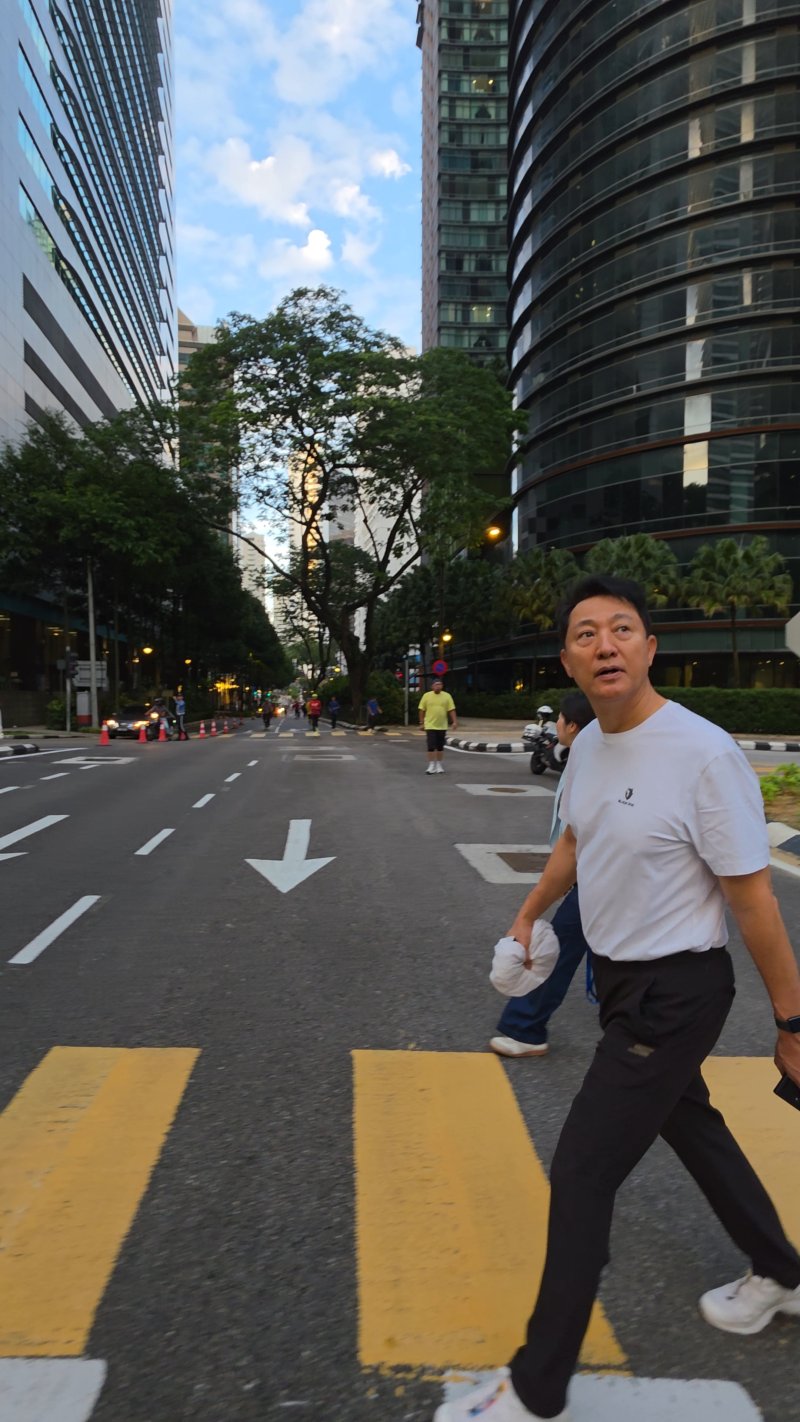 오세훈 서울시장이 7일(현지시간) 오전 쿠알라룸푸르 '카프리 모닝(KL Car-Free Morning)'이 진행되고 있는 거리를 둘러보고 있다. (서울시 제공) 뉴스1 ⓒ News1