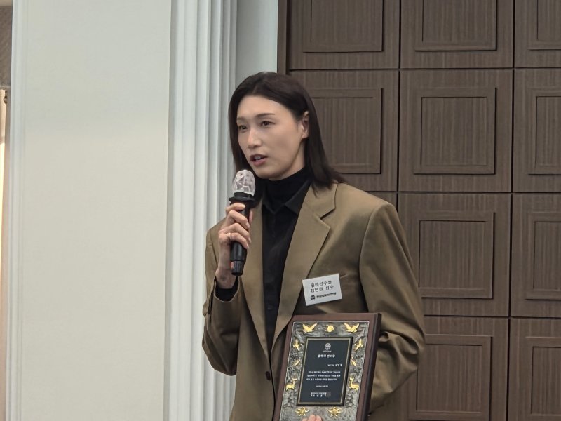 8일 서울 중구 프레스센터에서 열린 '2025 한국체육기자연맹 시상식'에서 '올해의 선수상'을 수상한 김연경이 소감을 말하고 있다. ⓒ News1 안영준 기자