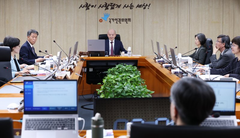 안창호 국가인권위원장이 26일 오후 서울 중구 국가인권위원회 회의실에서 열린 제11차 전원위원회 회의에서 참석자들과 환담을 나누고 있다. 2025.5.26/뉴스1 ⓒ News1 오대일 기자