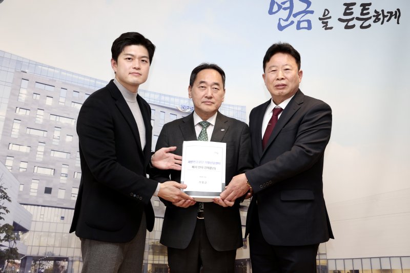 [가평=뉴시스] 서태원 경기 가평군수와 국민의힘 김용태 의원이 8일 김태현 국민연금공단 이사장에게 가평상담센터 폐쇄 철회를 요청하는 건의문을 전달하고 있다. (사진=가평군 제공) 2025.12.08. photo@newsis.com *재판매 및 DB 금지