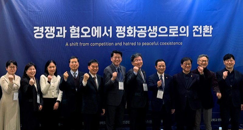 원광대학교 한중관계연구원이 최근 여의도 전경련회관에서 따이빙 주한중국대사, 구징치 주광주중국총영사 등 주요 인사를 비롯해 중국·일본·러시아 분야의 연구자들이 참석한 가운데 포럼을 개최했다.(원광대 제공. 재판매 및 DB 금지)