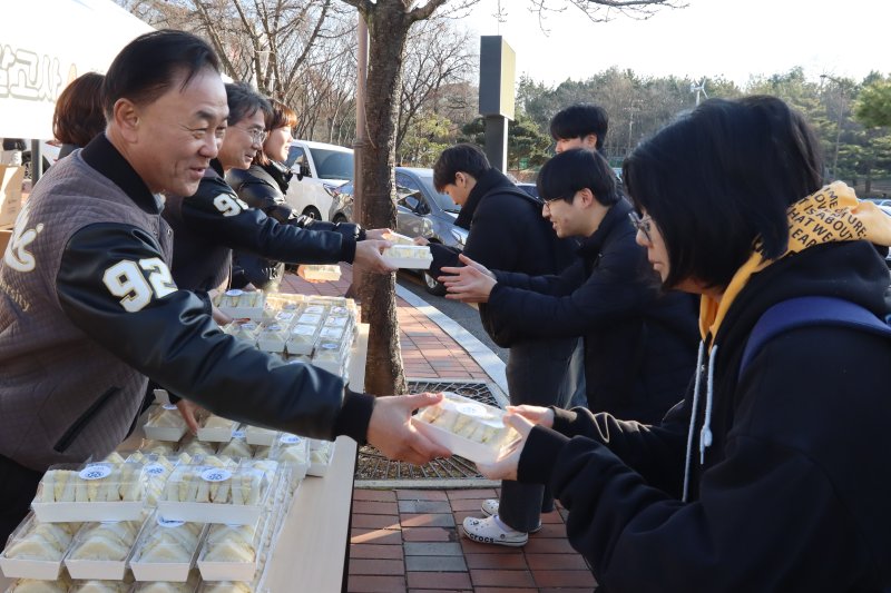 [구미=뉴시스] 학생들에게 샌드위치를 나눠주는 김기홍 교학부총장. (사진=구미대 제공) 2025.12.08 photo@newsis.com *재판매 및 DB 금지