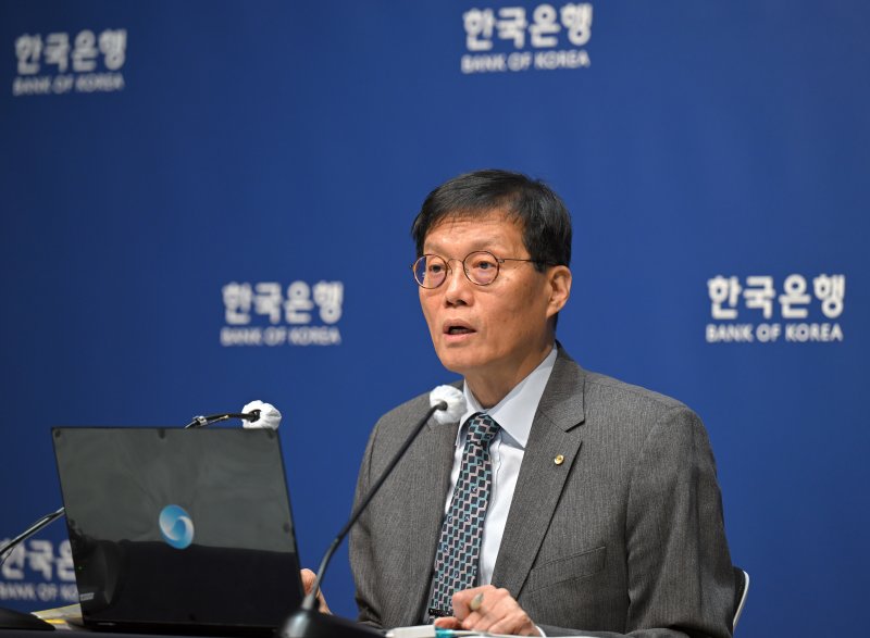 [서울=뉴시스] 김진아 기자 = 이창용 한국은행 총재가 27일 오전 서울 중구 한국은행에서 열린 통화정책방향 기자간담회에서 발언을 하고 있다. (공동취재) 2025.11.27. photo@newsis.com