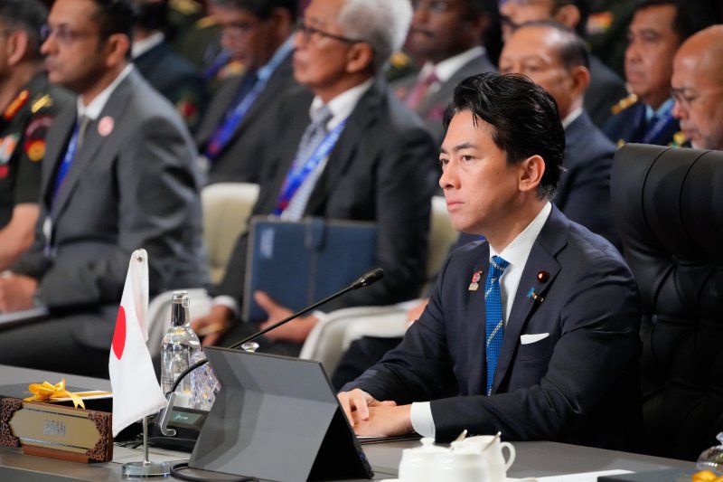 [쿠알라룸푸르=AP/뉴시스]사진은 고이즈미 방위상이 지난달 1일 말레이시아 쿠알라룸푸르에서 동남아시아국가연합(ASEAN) 국방장관회의에 참석한 모습. 2025.12.08.