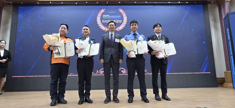 2025 국민안전 발명 챌린지 시상식에서 은상을 받은 울산해양경찰서 이덕규 경사(오른쪽에서 두 번째)가 지난 6년간 이 대회에서 받은 상금을 순직 동료 유족들에게 전달해 왔다는 소식이 전해져 화제가 되고 있다. 울산해경 제공