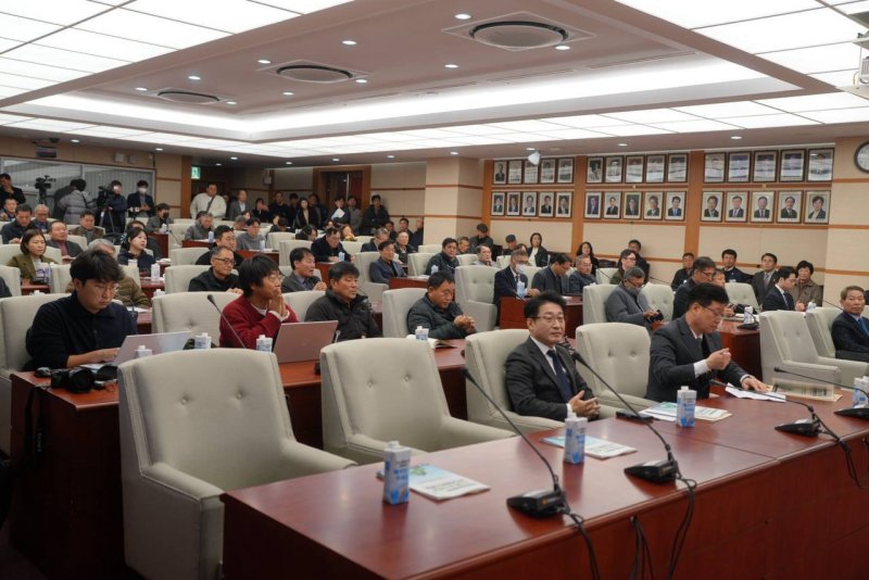 8일 안호영 국회의원이 전북도의회에서 송전망 갈등 해법을 모색하기 위한 정책토론회를 갖고 있다.(의원실제공. 재판매 및 DB 금지)2025.12.8/뉴스1