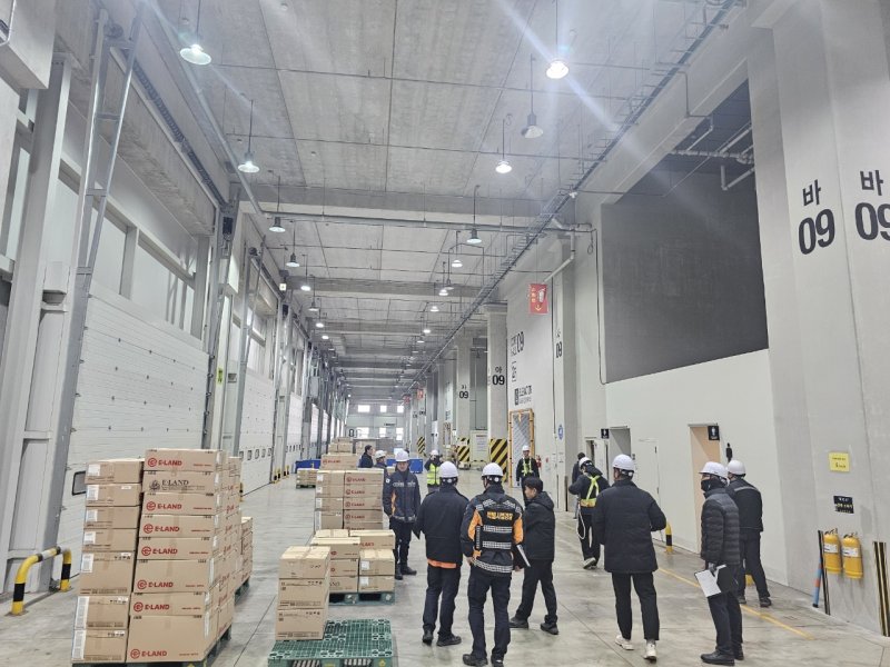 충남소방본부 관계자들이 대형 물류창고를 대상으로 화재 안전조사를 실시하고 있다. (충남소방본부 제공, 재판매 및 DB금지) / 뉴스1