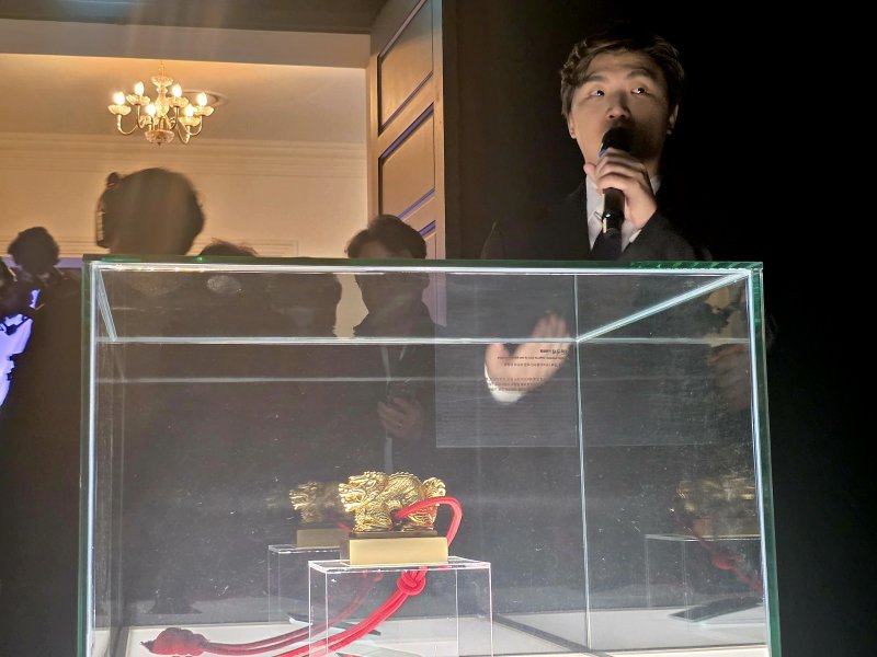 [서울=뉴시스]오동현 기자 = 조길현 데브시스터즈 대표가 8일 서울 중구 덕수궁 돈덕전에서 '쿠키런: 사라진 국가유산을 찾아서' 특별전 기자간담회를 열고 김영희 옥장의 손으로 복원된 '대한국새'를 공개했다. 2025.12.08. odong85@newsis.com