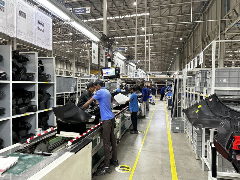 지난해 11월 27일 찾은 기아 인도법인 아난타푸르 공장 인근 서연이화 공장에서 근로자들이 자동차 범퍼라인에서 작업을 하고 있다. 기아 제공