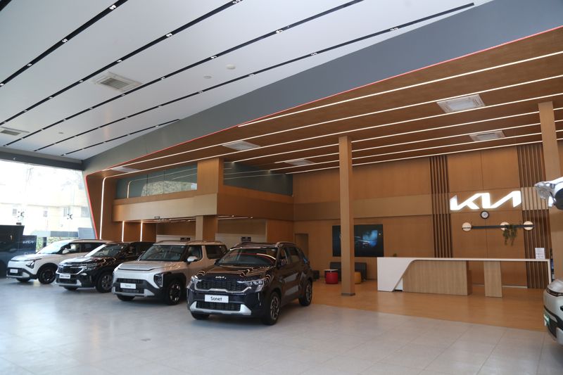 지난해 11월 26일 찾은 인도 수도 뉴델리 인근 구루가온의 기아 딜러샵에 시로스, 셀토스, 쏘넷, 카렌스 등 주요 차량이 전시돼 있다. 기아 제공