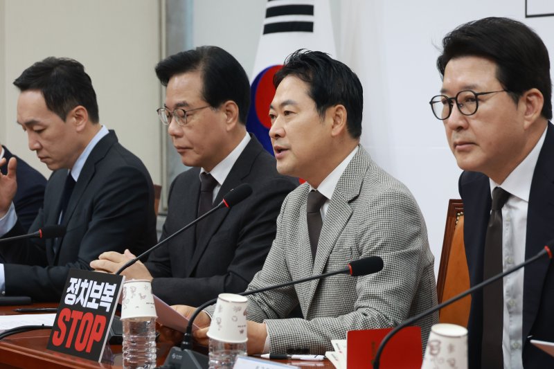 [서울=뉴시스] 고승민 기자 = 장동혁 국민의힘 대표가 8일 서울 여의도 국회에서 열린 최고위원회의에서 발언하고 있다. 2025.12.08. kkssmm99@newsis.com