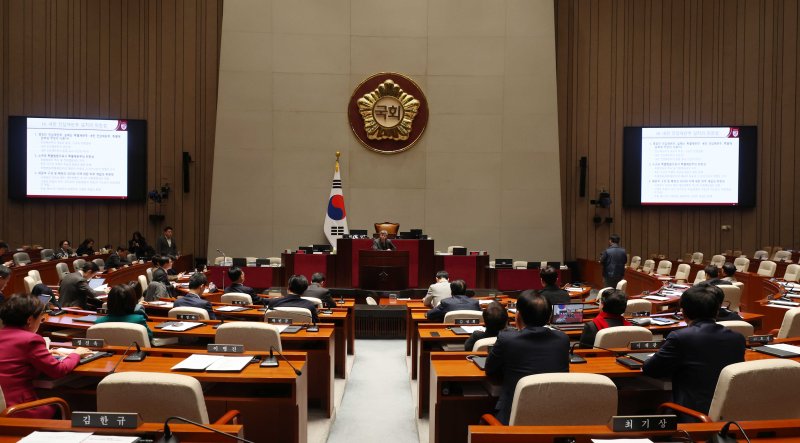 [서울=뉴시스] 조성봉 기자 = 장영수 고려대 법학전문대학원 교수가 8일 오후 서울 여의도 국회에서 열린 의원총회 및 이재명 정권 독재악법 국민고발회에서 '내란전담재판부 설치 법안' 관련 발표를 하고 있다. 2025.12.08. suncho21@newsis.com